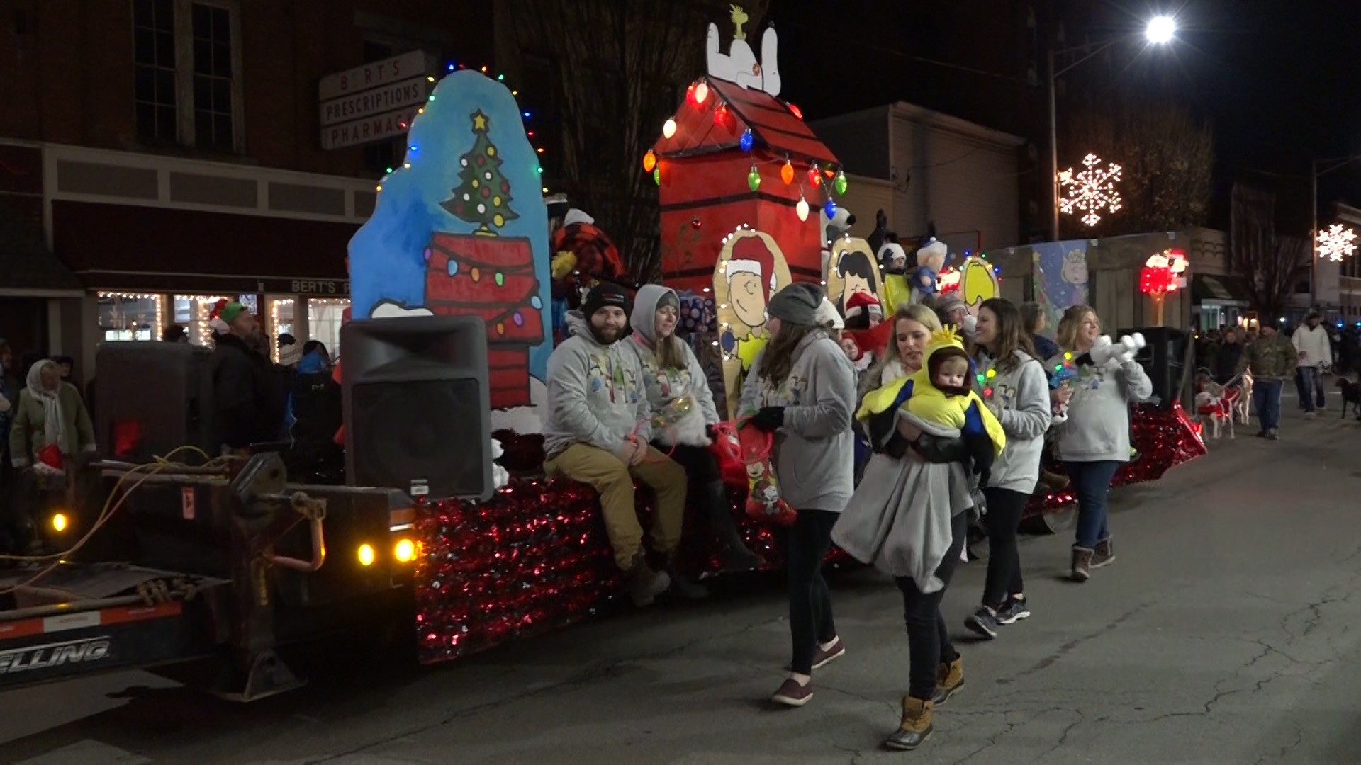 Christmas Parade Elmira Ny 2022 People In Sayre Get Into The Christmas Spirit With Parade - Weny News